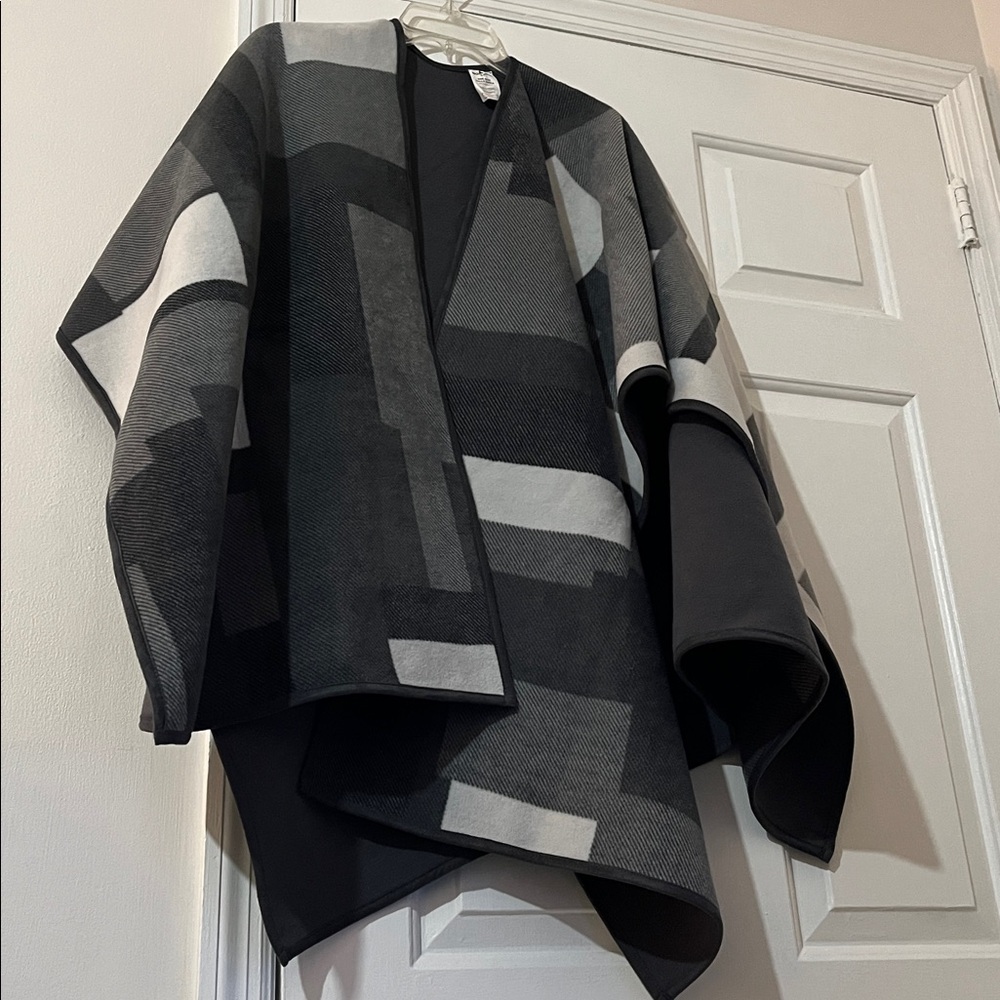 Reversible Woolrich Black & Gray Patterned Cape - Picture 5 of 15